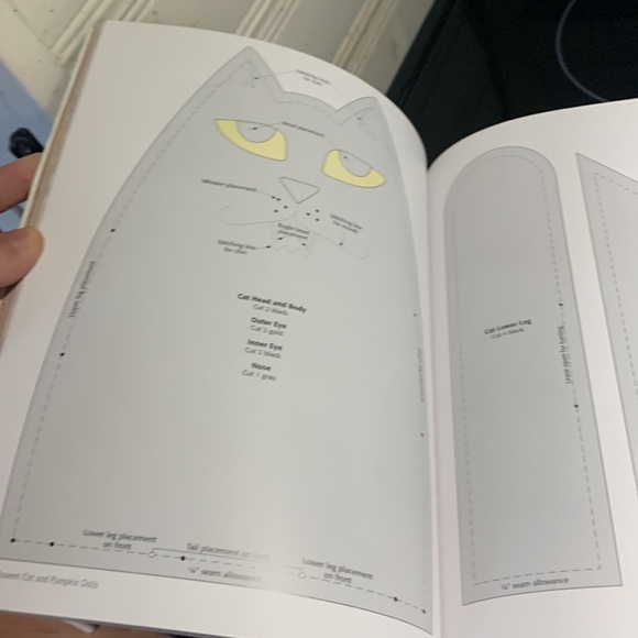 Hocus Pocus Halloween Crafts Book - Picture 13 of 17